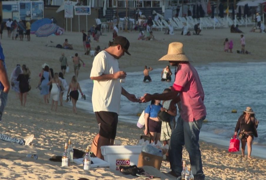 Vendedor ambulante en playa de Cabo San Lucas