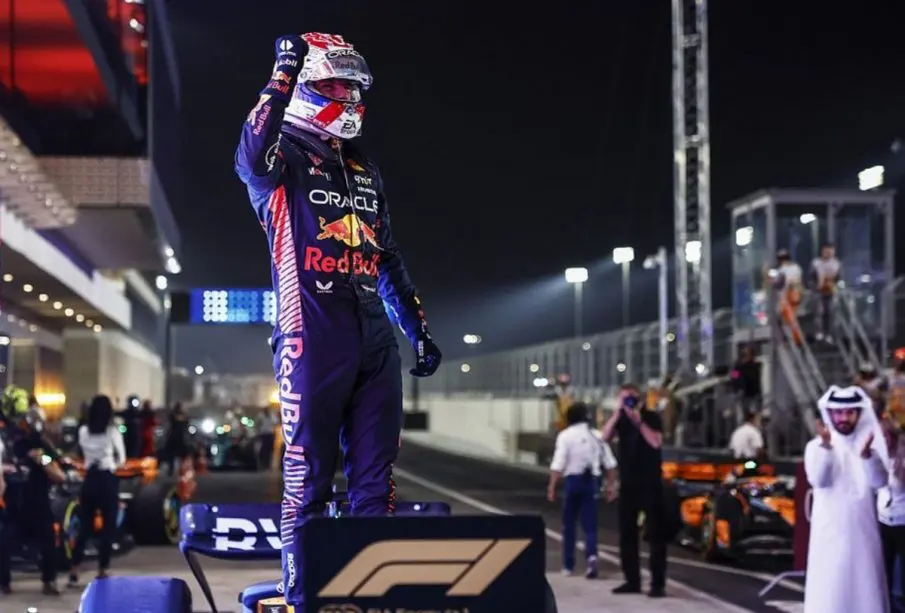 Verstappen arriba de su auto celebrando victoria en Qatar