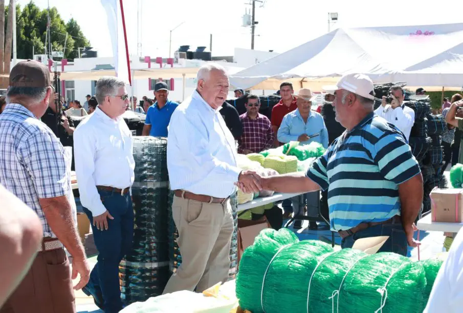 Victor Castro haciendo entrega de apoyos a pescadores
