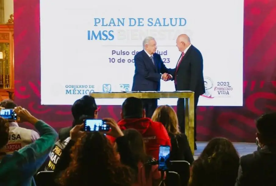 Víctor Castro y AMLO firmando federalización del IMSS-Bienestar