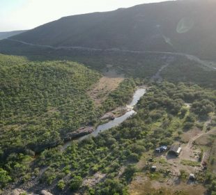 Vista área de planicie y montañas verdes en BCS