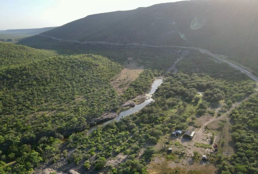 Vista área de planicie y montañas verdes en BCS