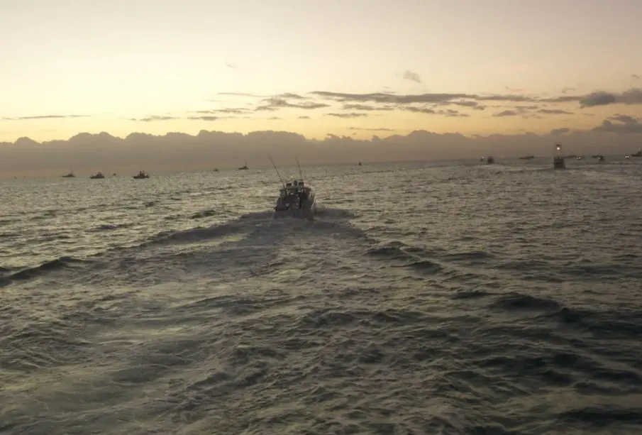 Yate en altamar durante el amanecer