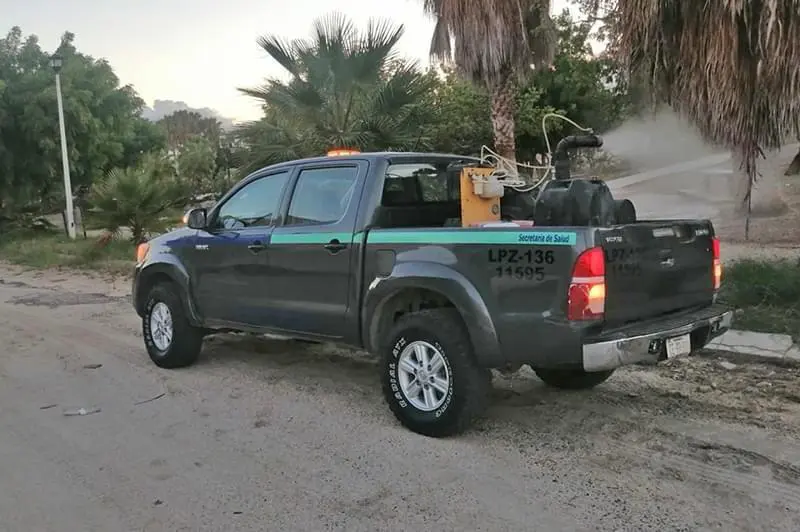 Camioneta dispersa químicos contra el dengue