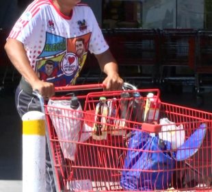 Señora comprando la despensa