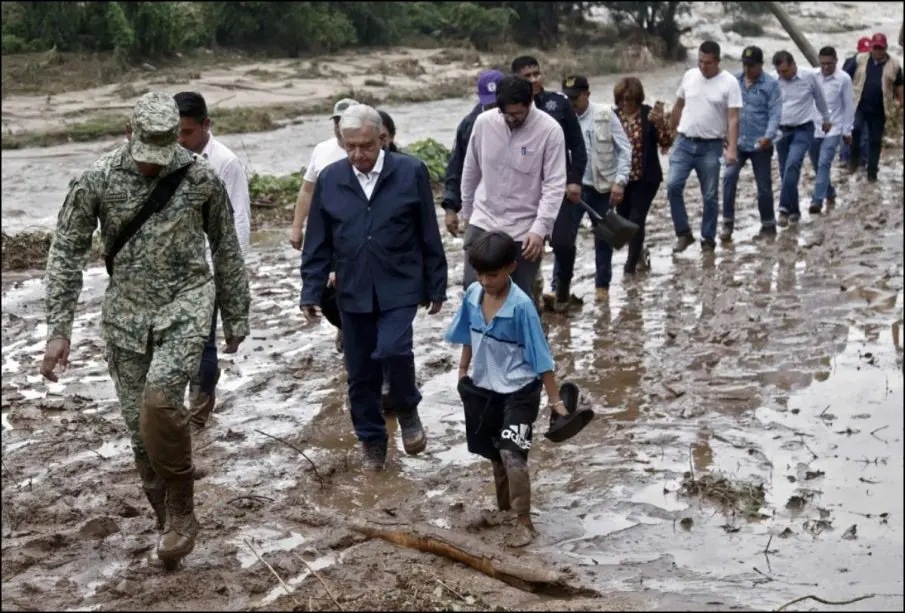 AMLO caminando por Acapulco.