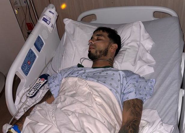 Anuel AA postrado en una cama de hospital