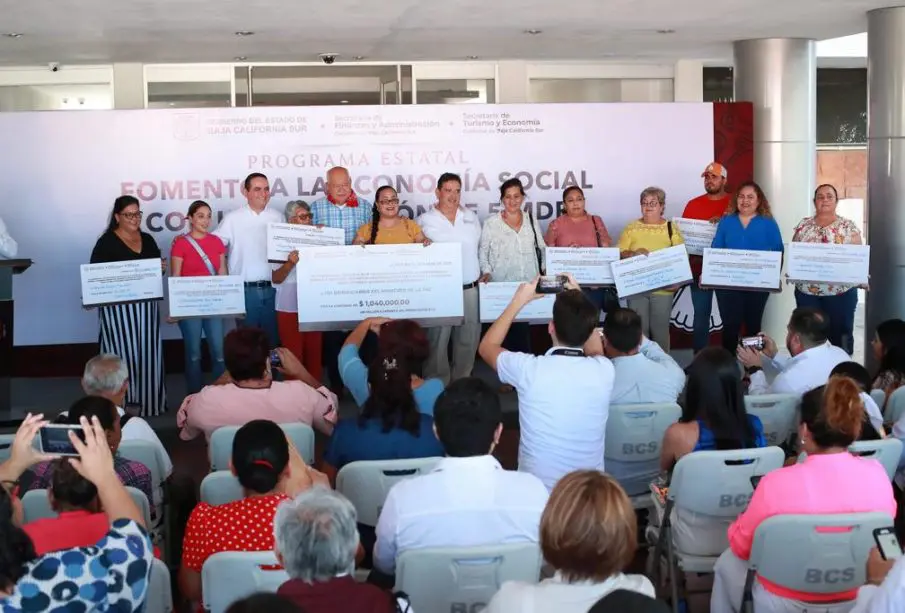 Entrega de cheques a ciudadanos de BCS