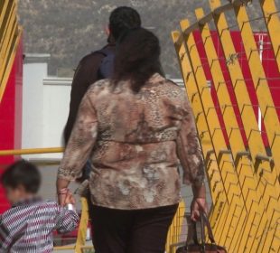 Familia en trayecto en Los Cabos, donde aumentan los delitos sexuales