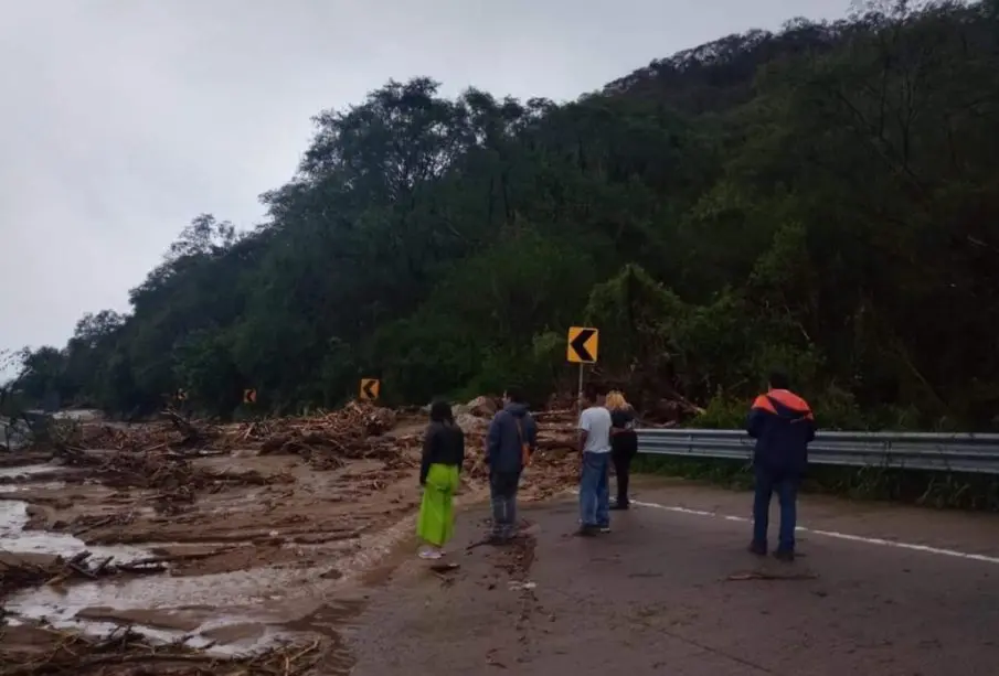 Autopista del Sol destrozada por "Otis".