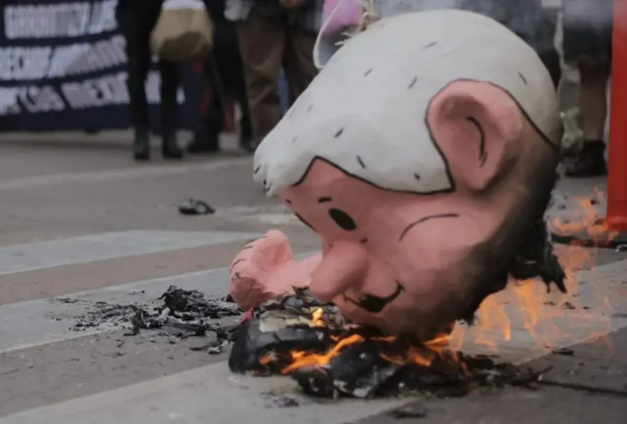 Figura de AMLO quemada