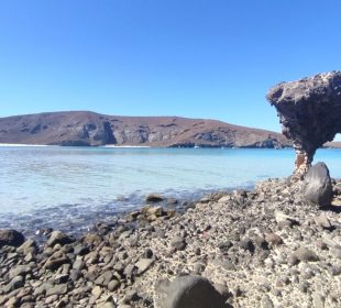 Turistas en playa Balandra, en La Paz, BCS