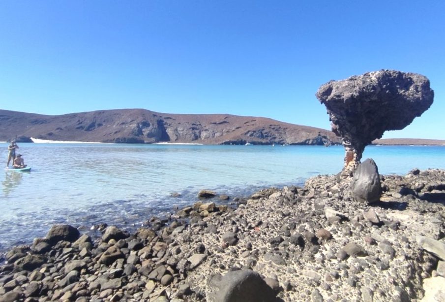 Turistas en playa Balandra, en La Paz, BCS