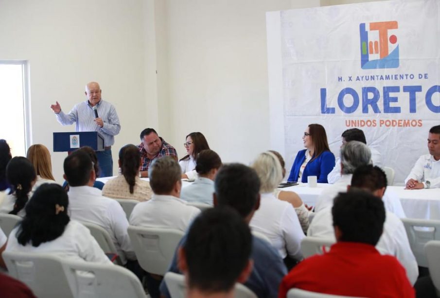 Víctor Castro Cosío en entrega de concesiones