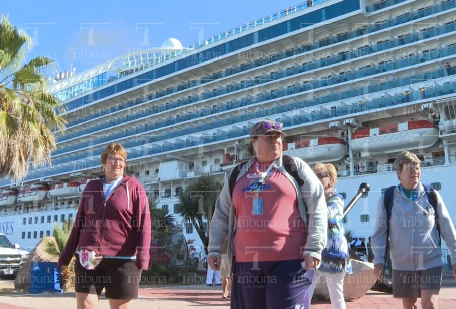 Turistas y crucero