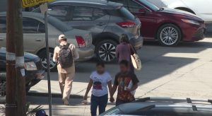 Familia en trayecto en Los Cabos, donde aumentan los delitos sexuales