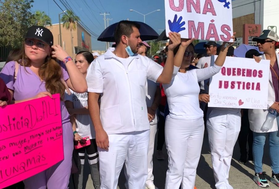 Médicos marchando en Los Cabos contra la violencia