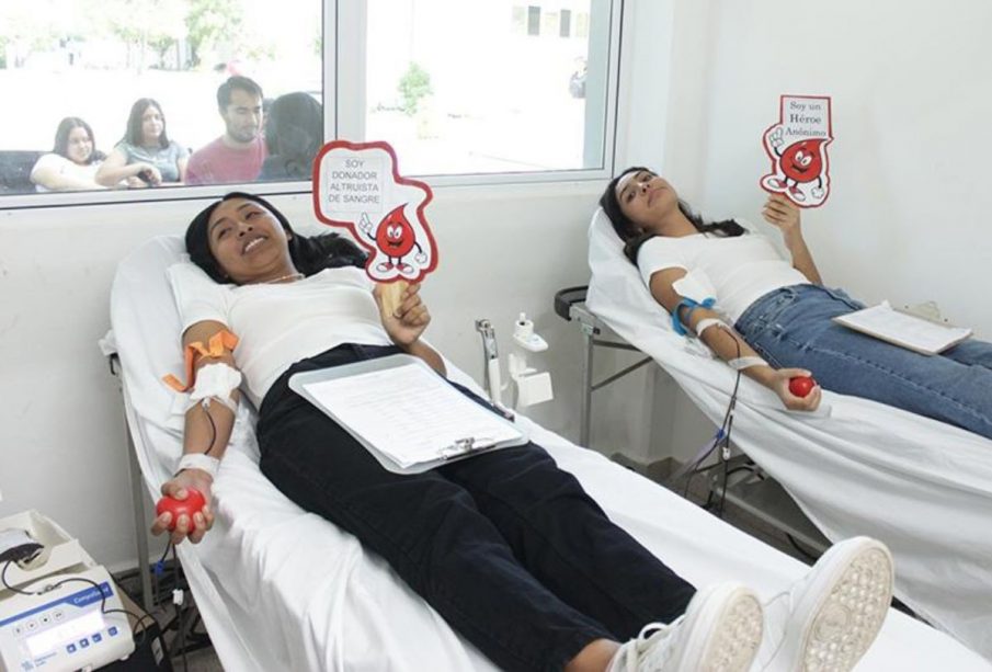 Chicas en donación de sangre