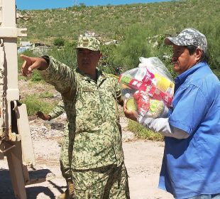 Elemento del Ejército Mexicano entregando despensa a ciudadano