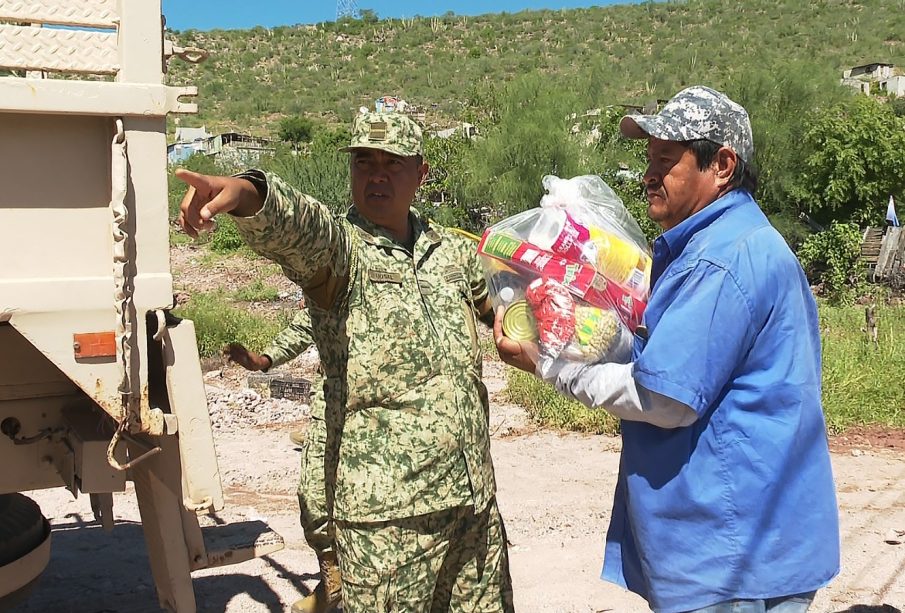 Elemento del Ejército Mexicano entregando despensa a ciudadano