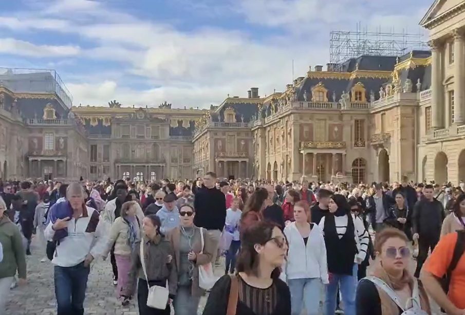 Personas evacuando el Palacio de Versalles en Francia