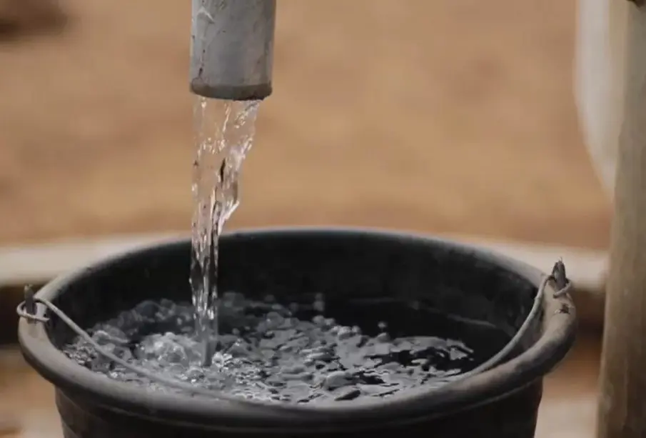 Agua saliendo de la llave