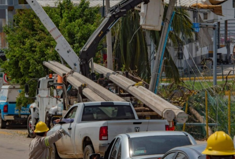 Postes caídos de la CFE en Guerrero.