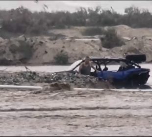 Hombre bajando de vehículo arrastrado por arroyo de Los Barriles