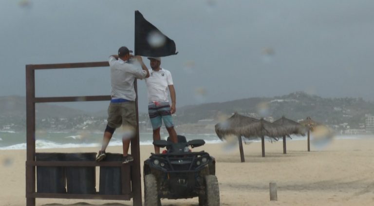 homres instalando bandera negra en playas por presencia de Norma