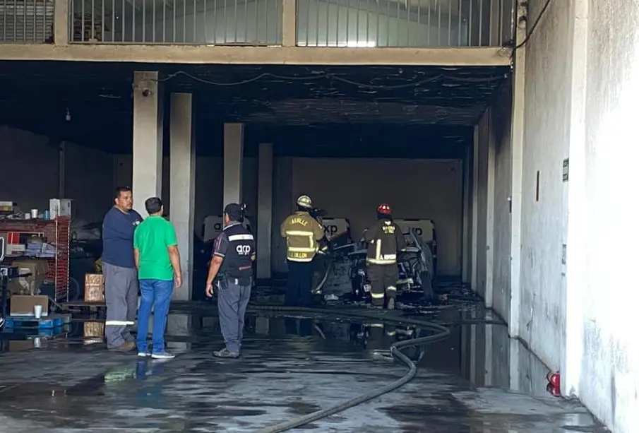 Bomberos atendiendo incendio