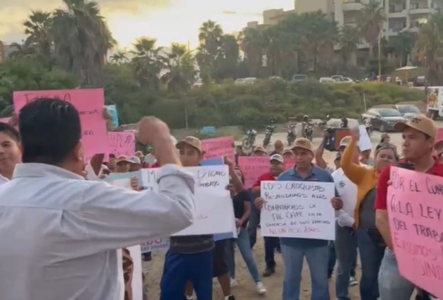 Manifestación en hotel de Cabo San Lucas.