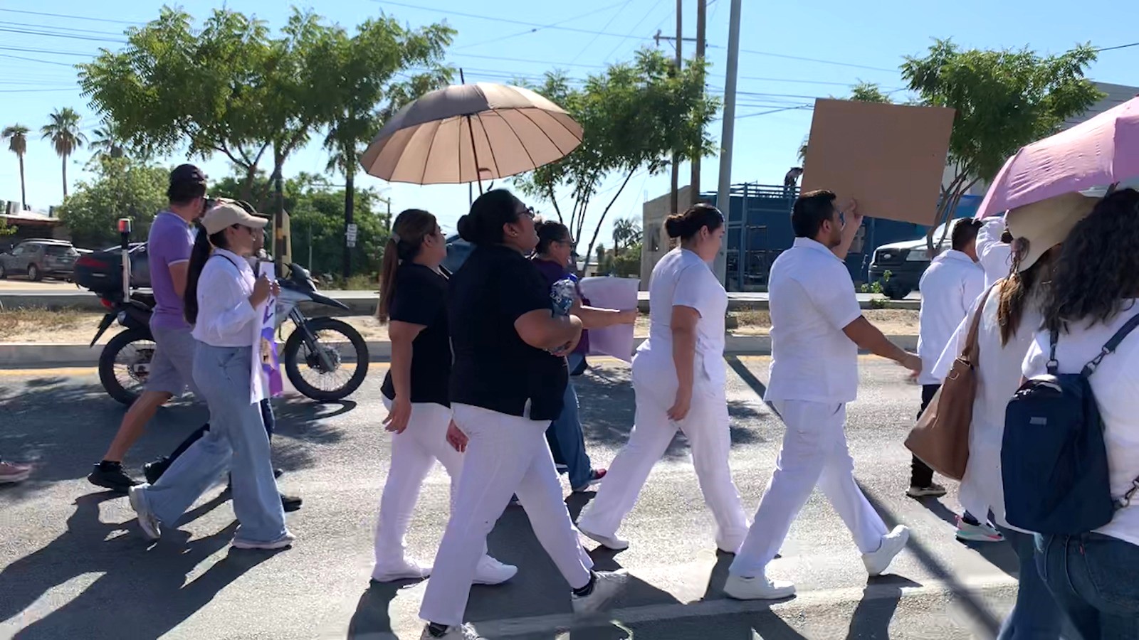 Doctores marchando en Los Cabos