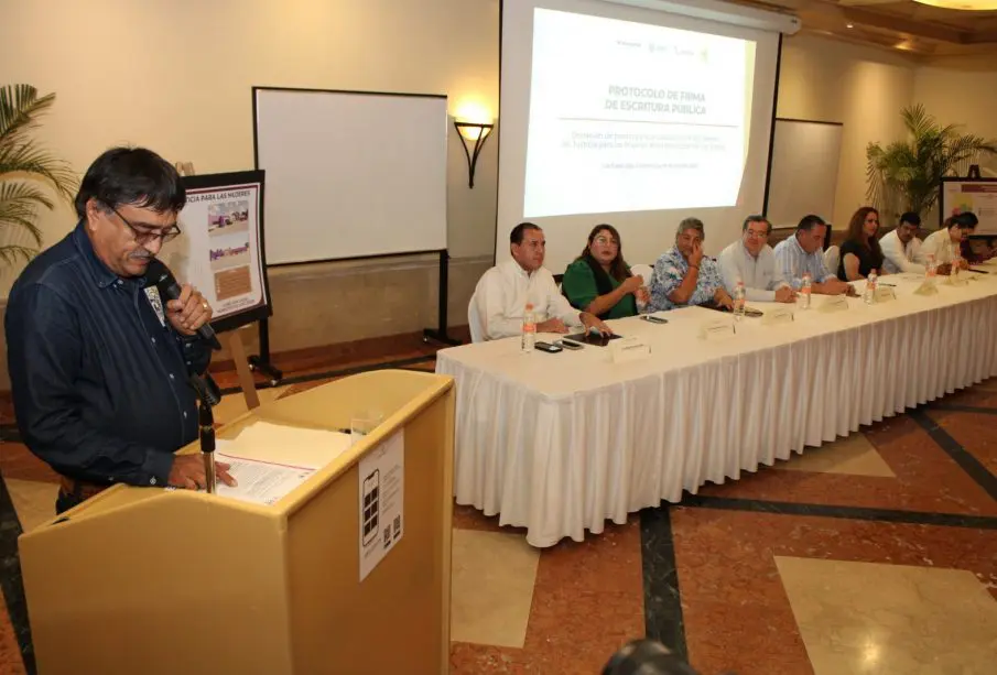 Óscar Leggs Castro en reunión para firma de escrituras