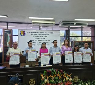 Integrantes del XVI Parlamento de la Juventud Sudcaliforniana