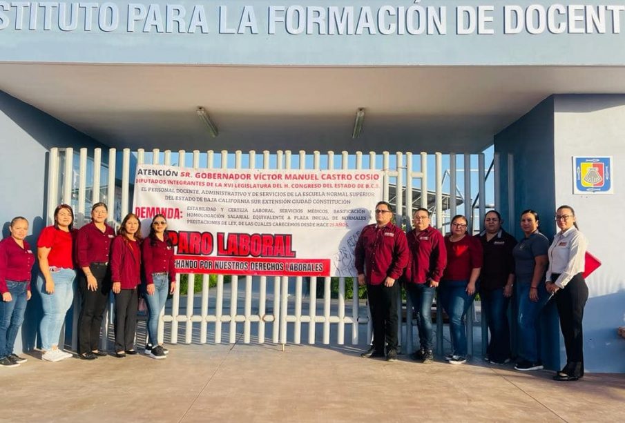 Docentes de la Escuela Normal Superior “Prof. Enrique Estrada Lucero” en paro laboral