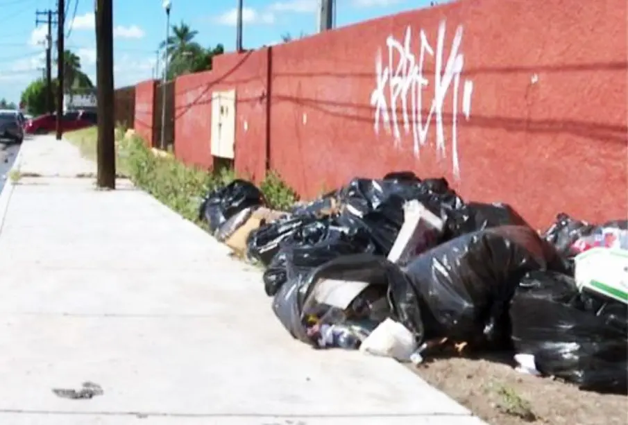 Basura en las calles de escuela