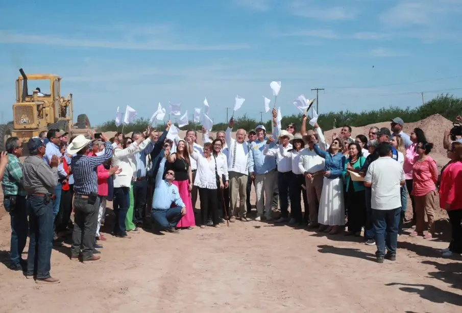 Gobernador VCC y compañía en terreno de la UABCS en Ciudad Insurgentes