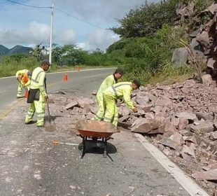 Personal reparando daños en carretera