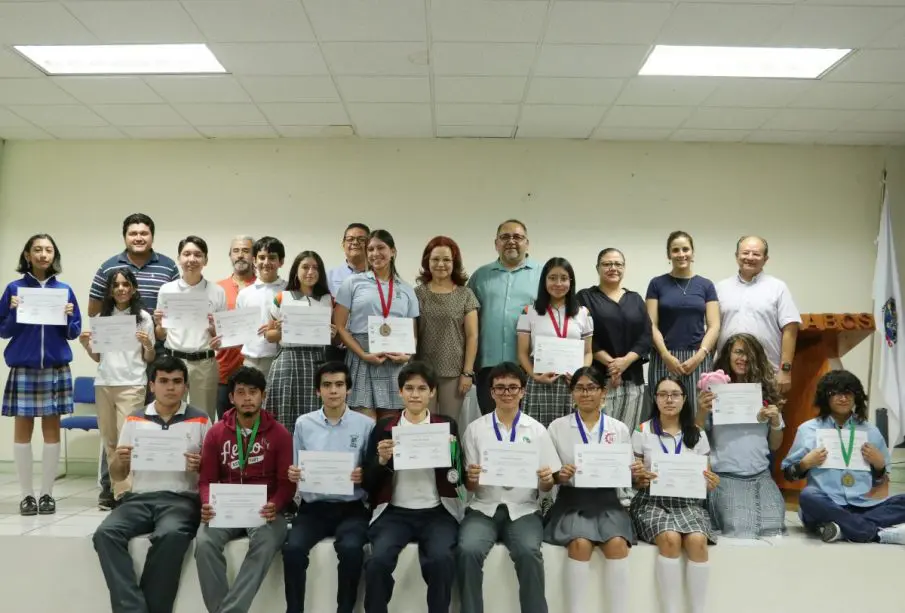 Alumnos de la UABCS