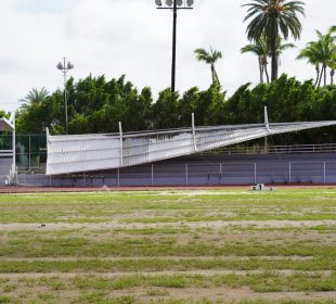 sombra de grada caída por Norma en centro deportivo