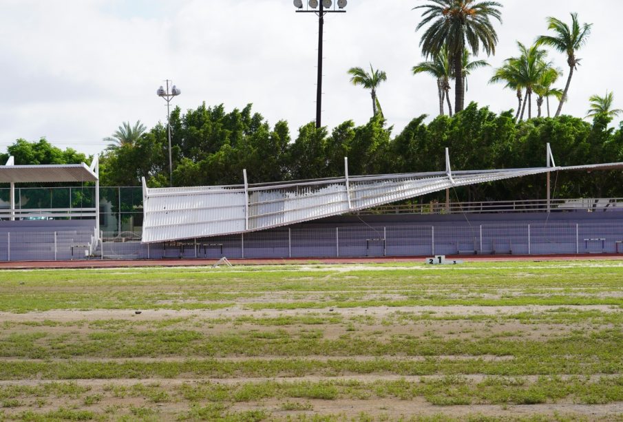 sombra de grada caída por Norma en centro deportivo