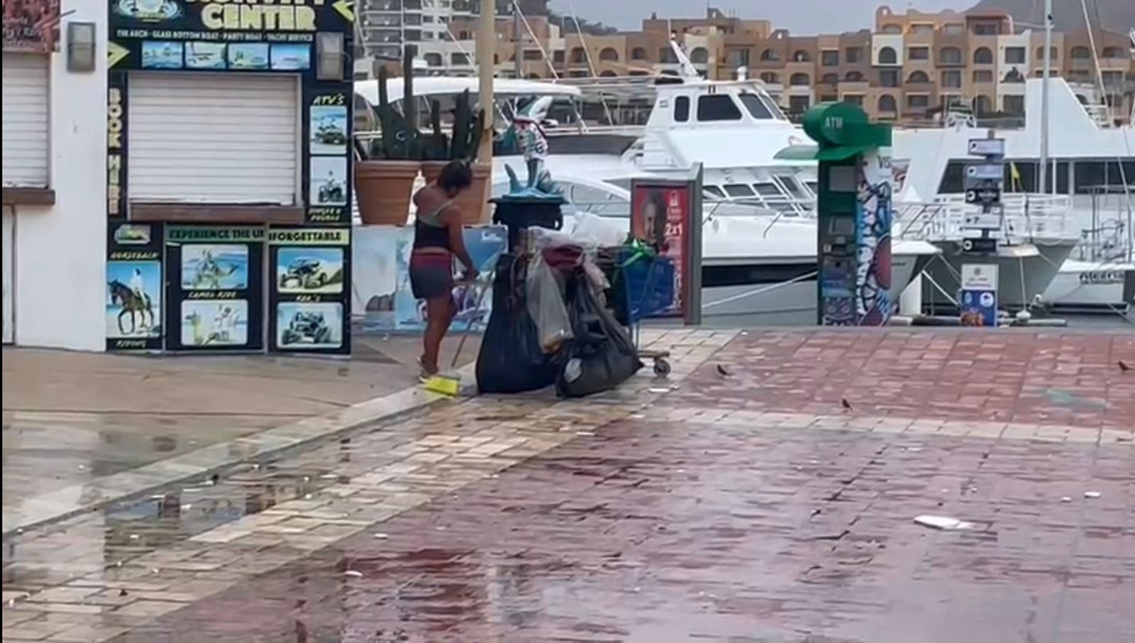 Comunidad de Los Cabos inicia limpieza tras el paso de "Norma"