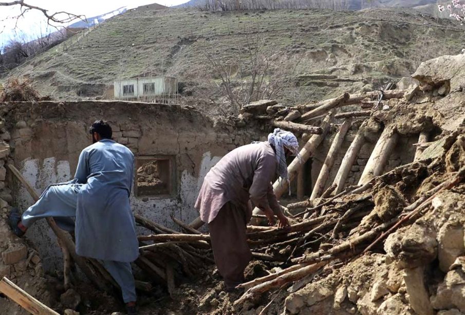 Afganos tras terremoto