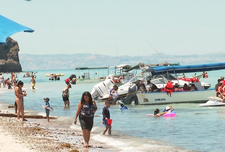 turistas en playas de la paz