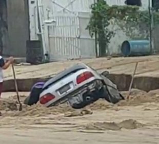 Automóvil atrapado en un hoyo