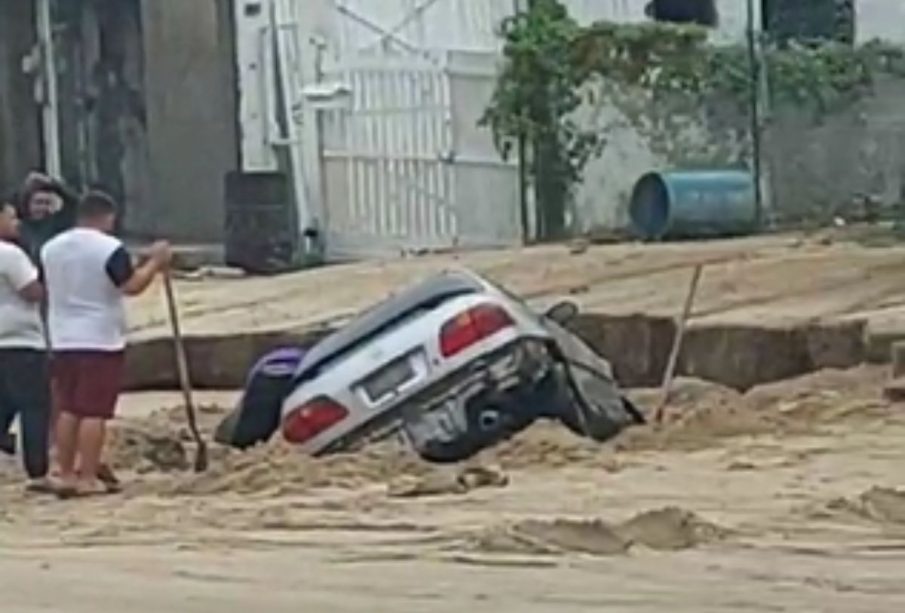 Automóvil atrapado en un hoyo