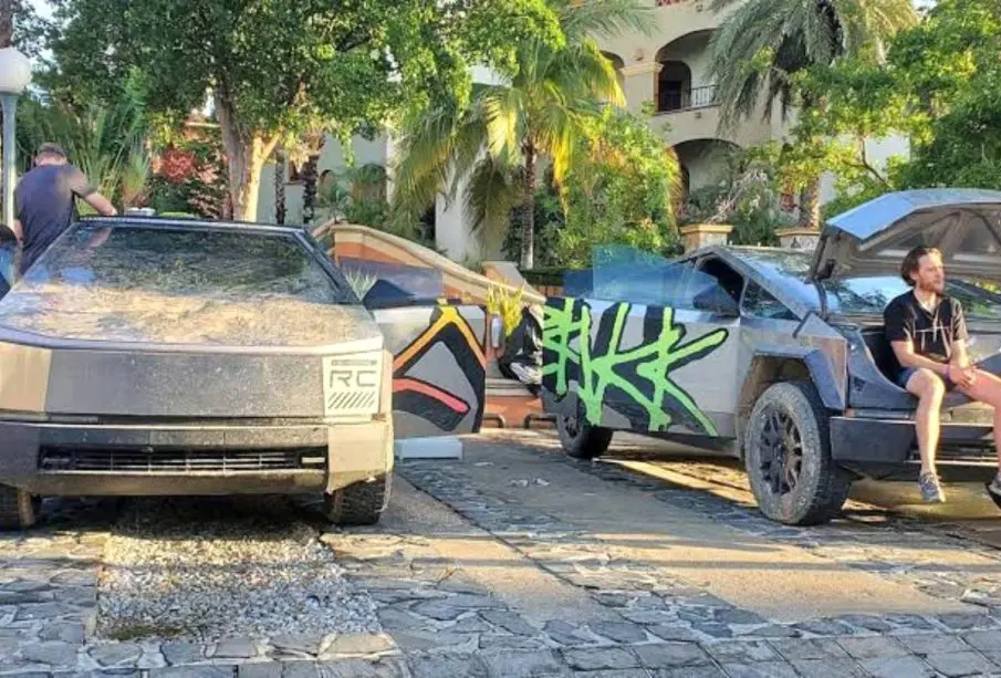 Vehículos de tesla transitan en BCS