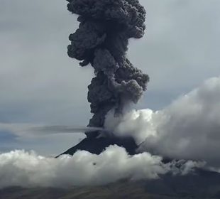 Volcán Popocatépetl con columna de ceniza