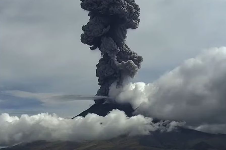 Volcán Popocatépetl con columna de ceniza