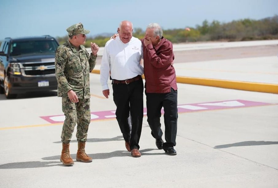 AMLO abrazando a Víctor Castro